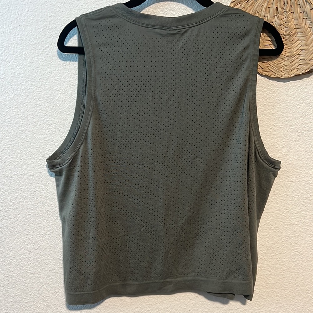 Lululemon Swiftly Breathe Crop Tank
Los Angeles / Grey Sage Size 10 - Picture 6 of 13